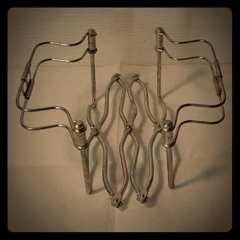 Retractable hot pot holder